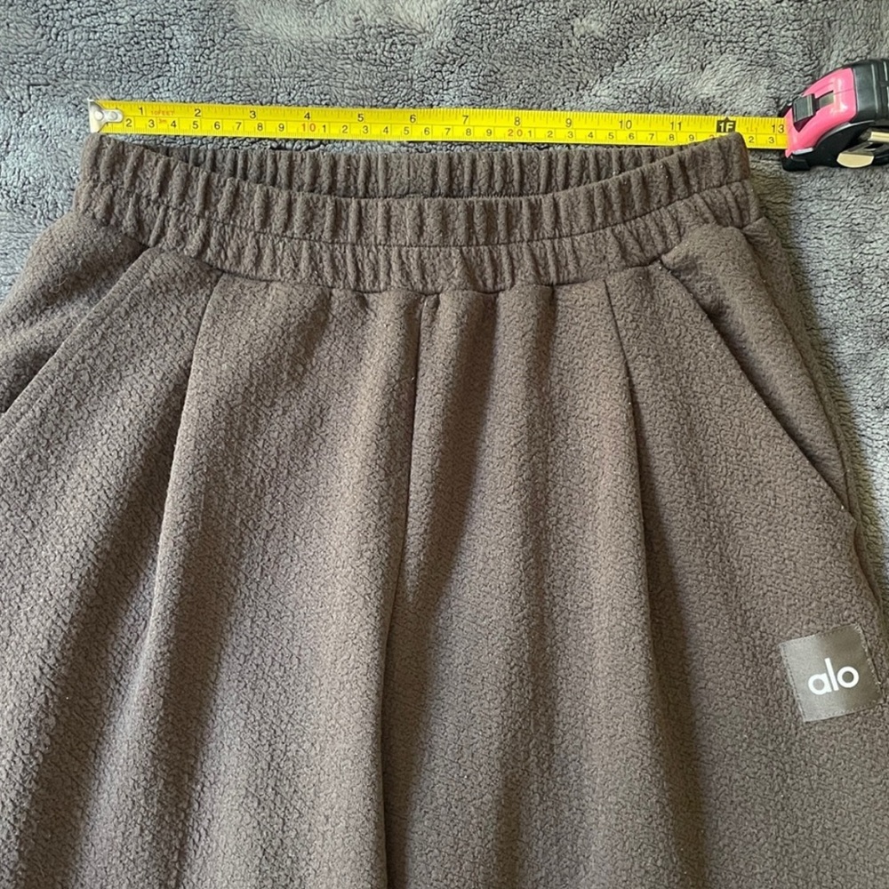 ALO Yoga teddy brown sweat pants. Size small